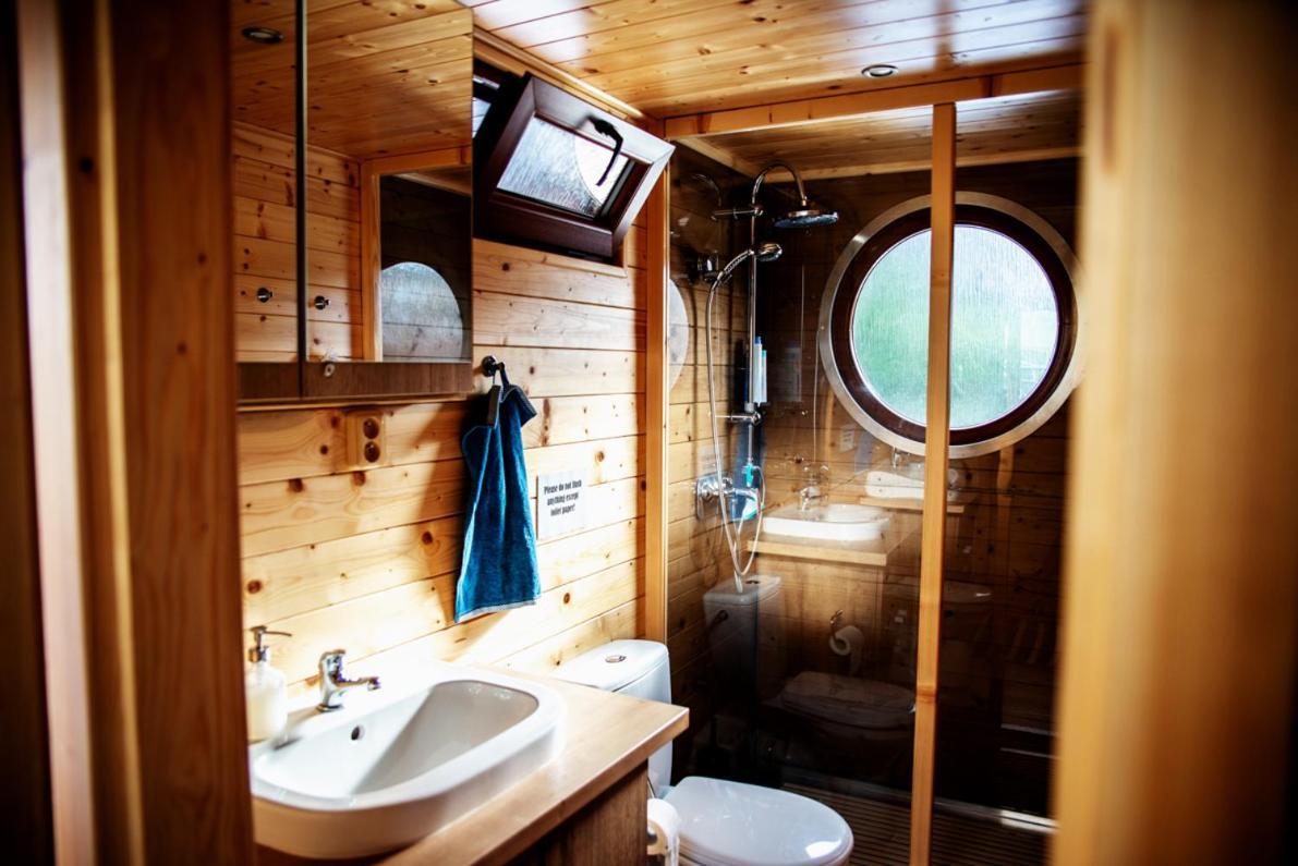 ホテル Houseboat Bonanza プラハ エクステリア 写真