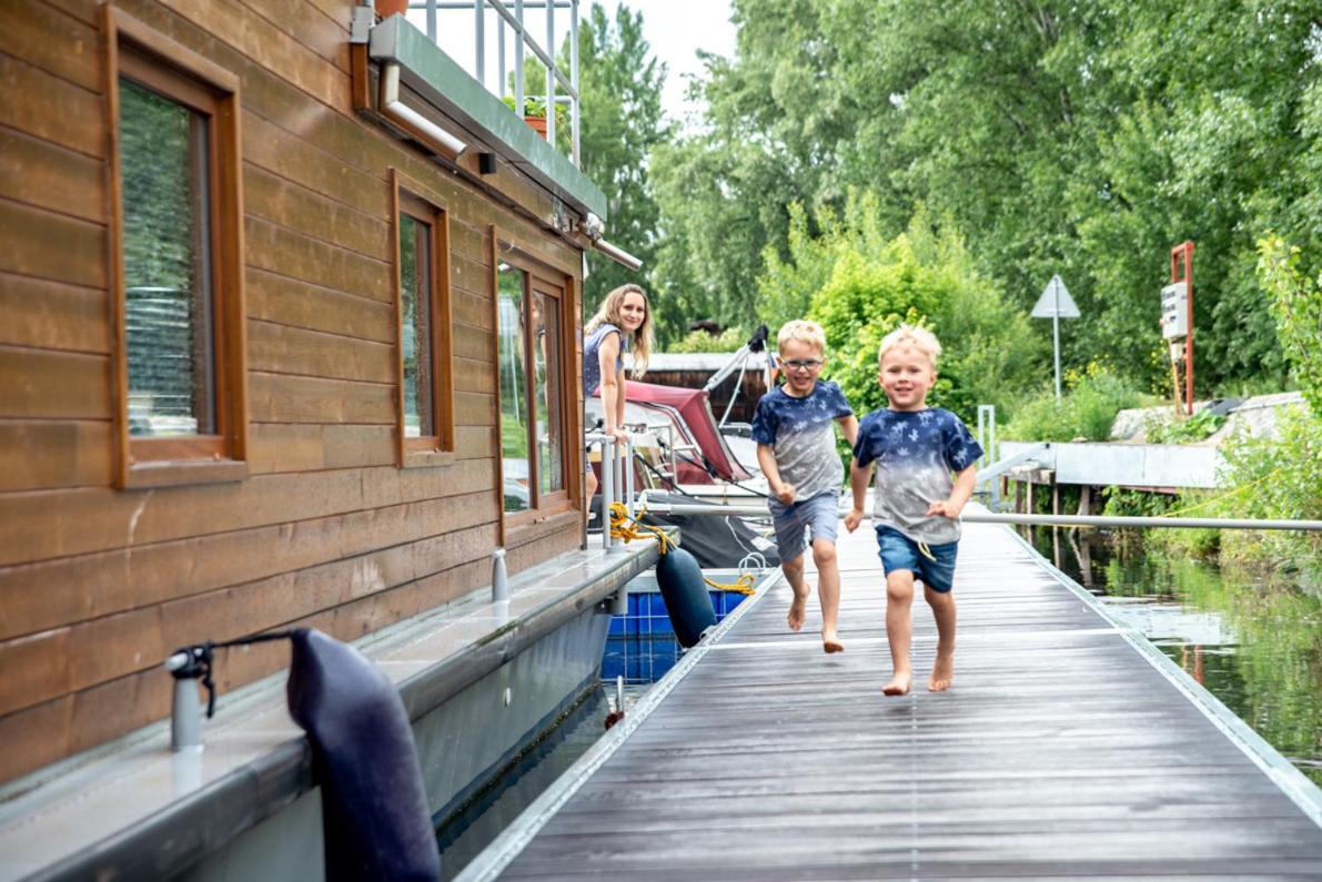 ホテル Houseboat Bonanza プラハ エクステリア 写真